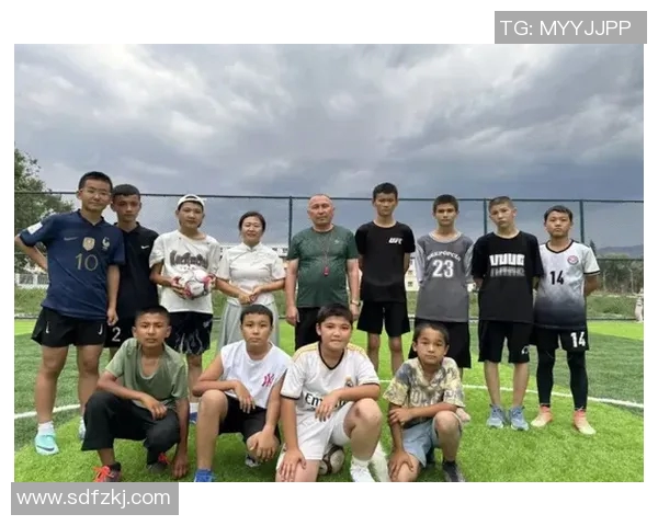 足球明星亲临校园与小朋友互动签名传递梦想与激情