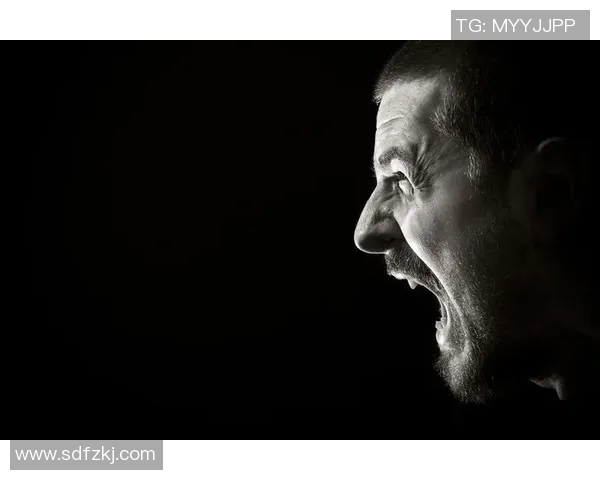 足球明星灰色头发女的魅力与风采揭秘，如何在绿茵场上绽放光彩