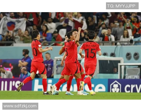 足球明星的辉煌成就与影响力探讨及其对青少年足球发展的启示